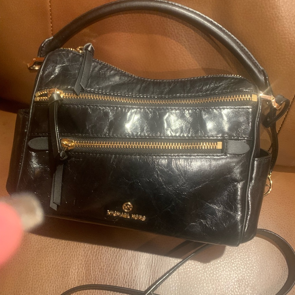CLASSY MICHAEL KORS SUPPLE BLACK LEATHER SATCHEL W/ ZIPPERS